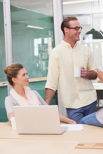 Sonriente equipo de empresarios que tienen una reunión