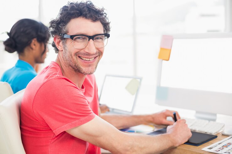 Foto sonriente equipo de negocios informal trabajando juntos