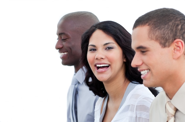 Sonriente equipo de negocios trabajando en la oficina