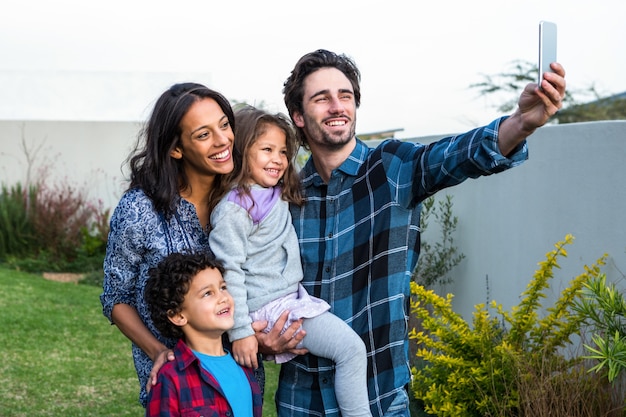 Sonriente familia tomando selfie