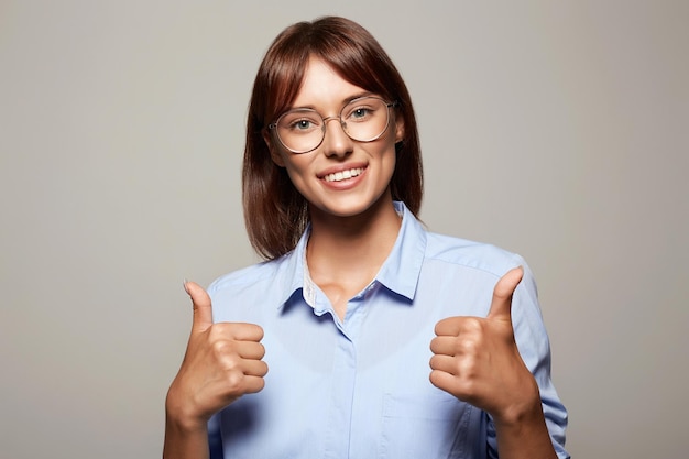 Sonriente feliz chica con gafas hermosa mujer riendo mujer bastante empresarial mujer mostrando el dedo