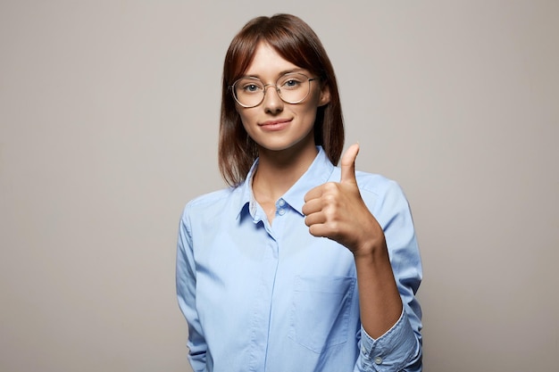 Sonriente feliz chica con gafas hermosa mujer riendo