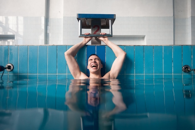 Sonriente feliz deportista relajante ganar la victoria