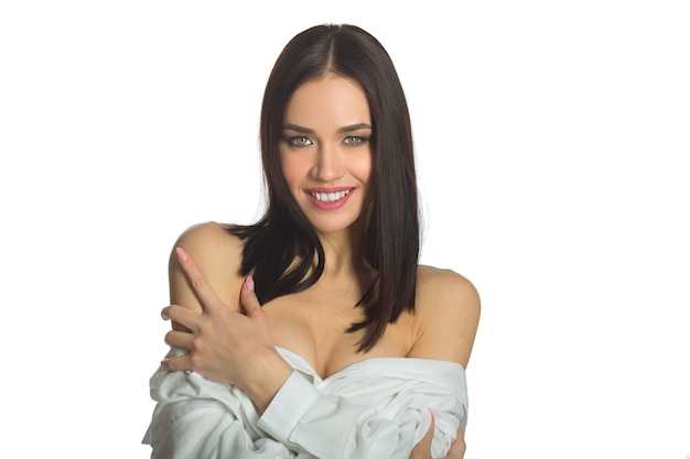 Sonriente hermosa mujer joven con cabello oscuro sobre un fondo blanco.