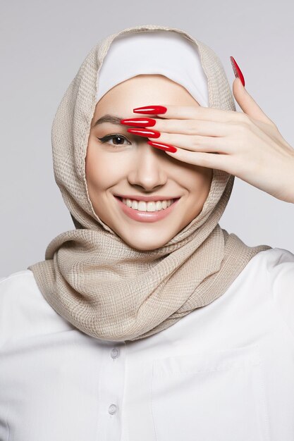 sonriente hermosa mujer joven islámica con maquillaje