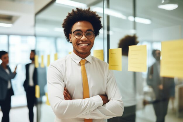 Sonriente hombre afroamericano hombre empresario asistente de negocios persona empleado de oficina empresa