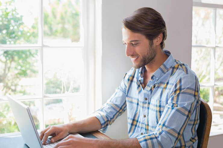 Foto sonriente hombre casual usando laptop