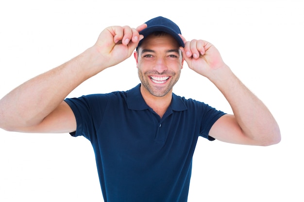 Sonriente hombre de entrega con gorra sobre fondo blanco