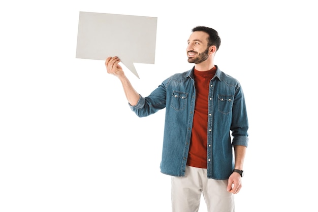 Foto sonriente hombre guapo sosteniendo bocadillo de diálogo aislado en blanco