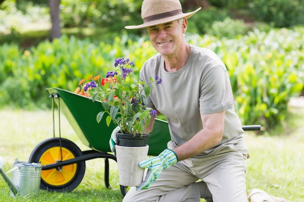 Sonriente hombre maduro dedicado a la jardinería