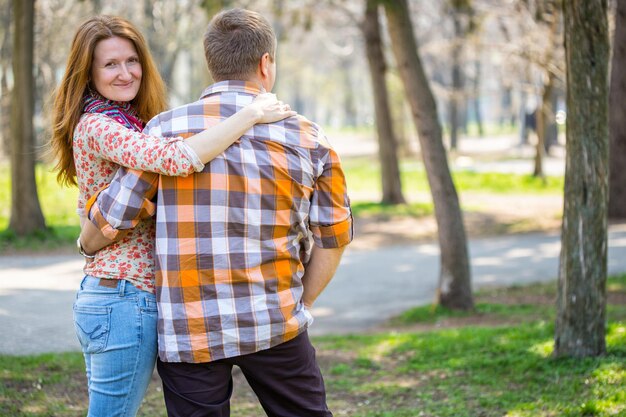 Sonriente, hombre y mujer, aire libre