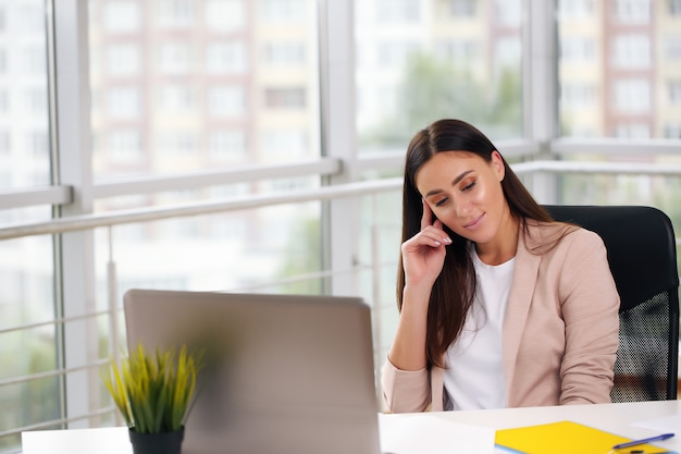 Sonriente hombre de negocios confiado, pensando en eventos futuros para nuevas oportunidades, concepto de visión empresarial