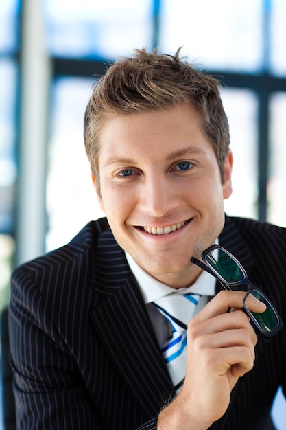 Sonriente hombre de negocios con gafas