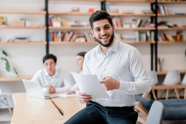 Sonriente hombre de negocios guapo en la oficina