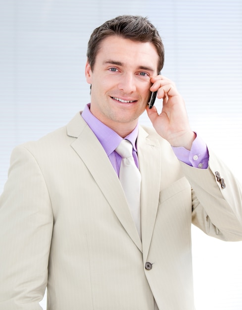 Sonriente hombre de negocios hablando por teléfono