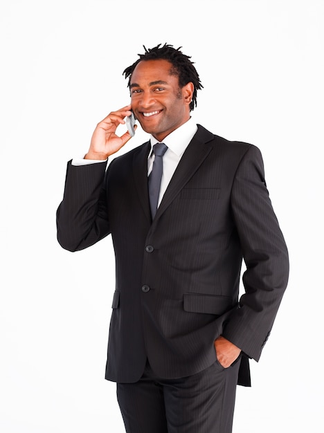 Sonriente hombre de negocios hablando por teléfono