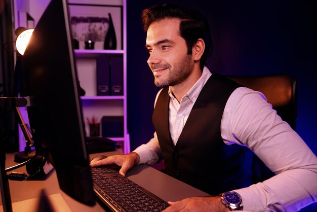 Sonriente hombre de negocios inteligente reunión remota equipo de ventas con suposición gráfica de negocios