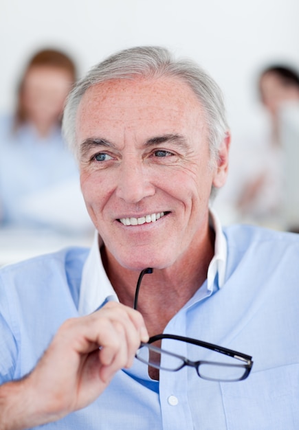 Sonriente hombre de negocios senior con gafas