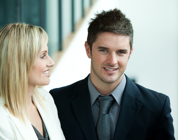 Sonriente hombre de negocios con su colega