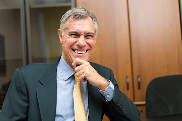 Sonriente hombre de negocios en su oficina