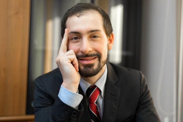 Sonriente hombre de negocios en su oficina