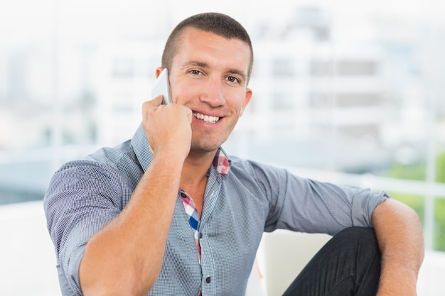 Sonriente hombre de negocios en el teléfono