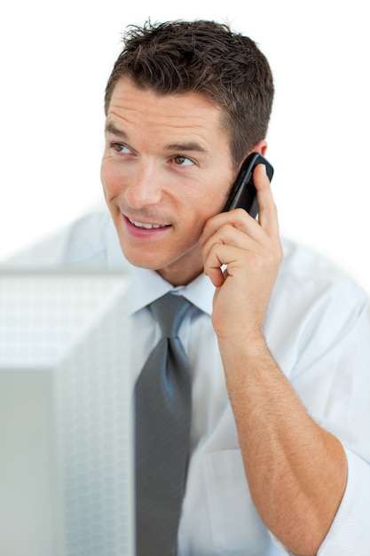 Foto sonriente hombre de negocios en el teléfono