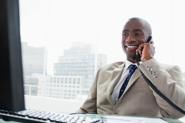 Sonriente hombre de negocios en el teléfono