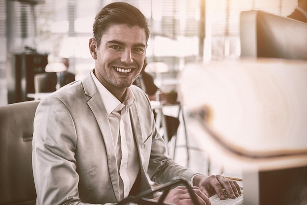 Sonriente hombre de negocios trabajando en equipo