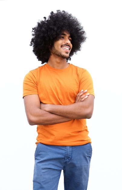 Sonriente hombre negro con los brazos cruzados aislado sobre fondo blanco