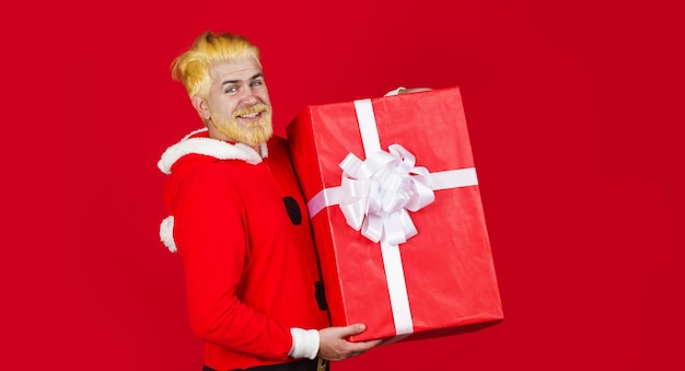 Sonriente hombre de santa con gran caja de regalo regalo de navidad feliz año nuevo entrega regalos traje de santa