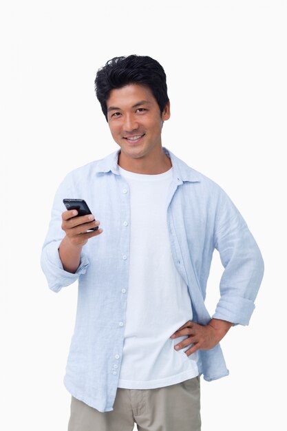 Sonriente hombre con su teléfono celular