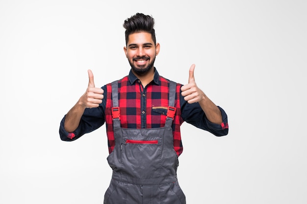 Sonriente hombre trabajador indio pulgares arriba en espacio en blanco