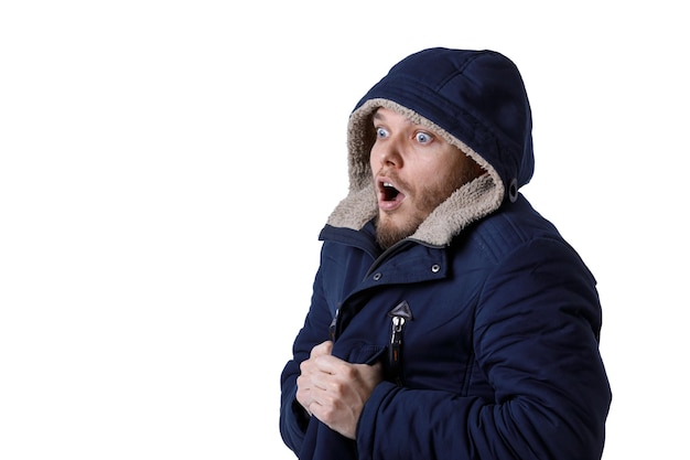 Sonriente joven en abrigo de invierno