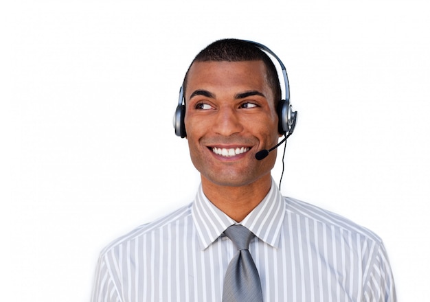 Sonriente joven agente de servicio al cliente con auriculares en