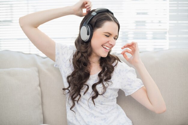 Sonriente joven bailando mientras escucha música