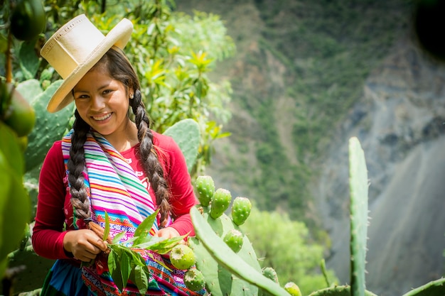 Sonriente joven en campo - 3