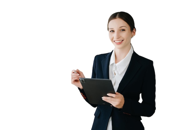 Sonriente joven caucásica mujer de negocios empleada de banco trabajador gerente jefe CEO mirando a la cámara usando tableta portátil y bloc de notas en línea aislado en fondo blanco xA