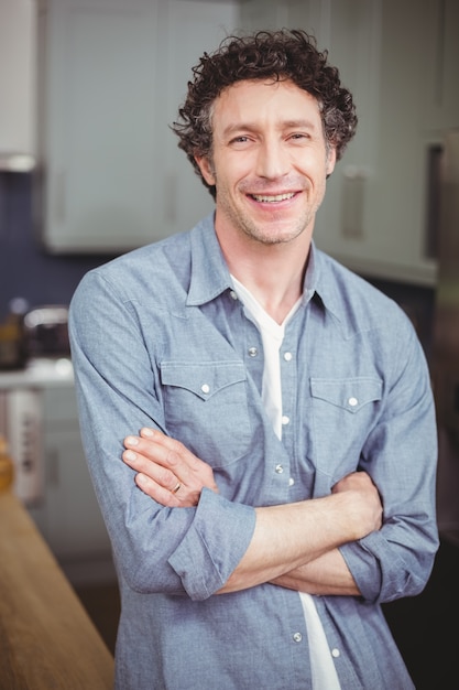 Sonriente joven en cocina