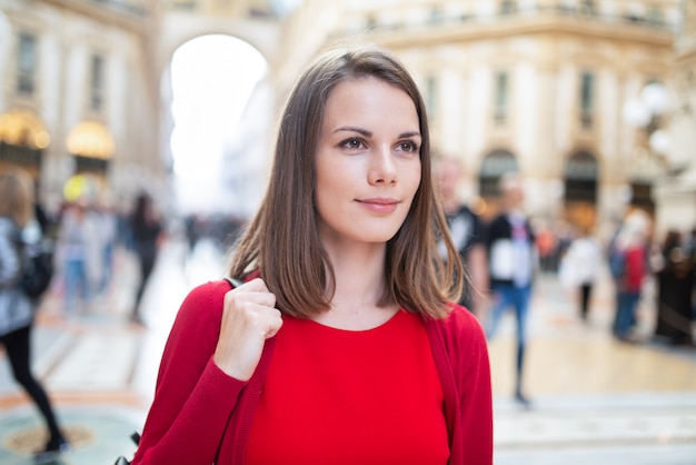 Sonriente joven de compras en Milán, Italia