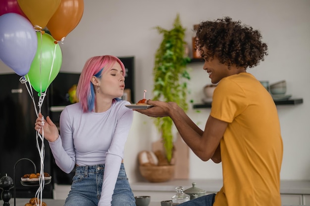 Sonriente joven dando un regalo a su novia