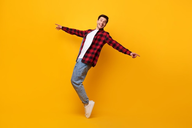 Sonriente joven disfrutando de música bailando discoteca