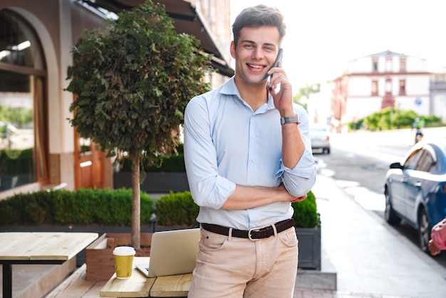 Sonriente joven elegante en camisa