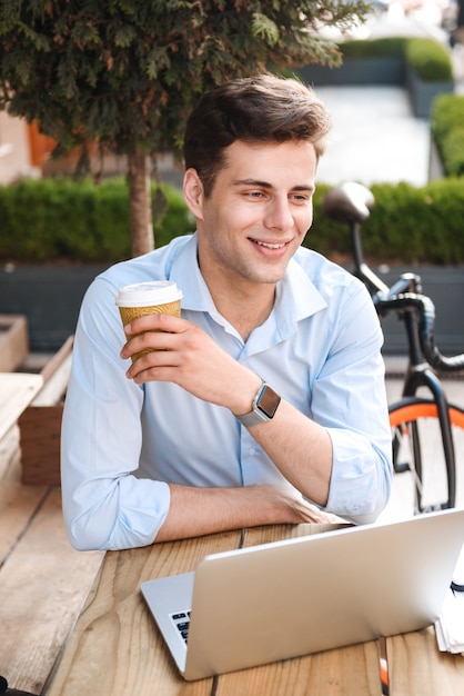 Sonriente joven elegante en camisa