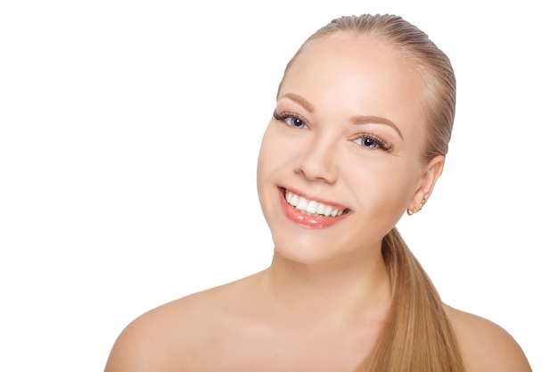 Sonriente joven escandinava después del procedimiento de extensión de pestañas. Ojos de mujer con pestañas largas. Pestañas Aislado.