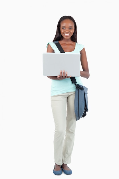 Sonriente joven estudiante con su cuaderno