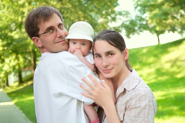 sonriente joven familia con un bebé