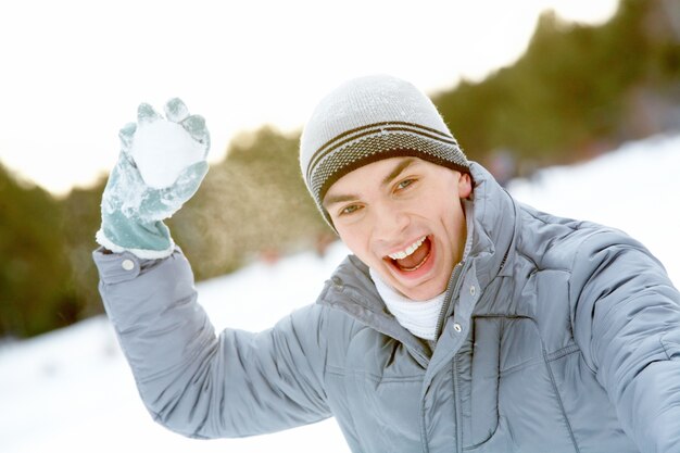 sonriente joven feliz masculino