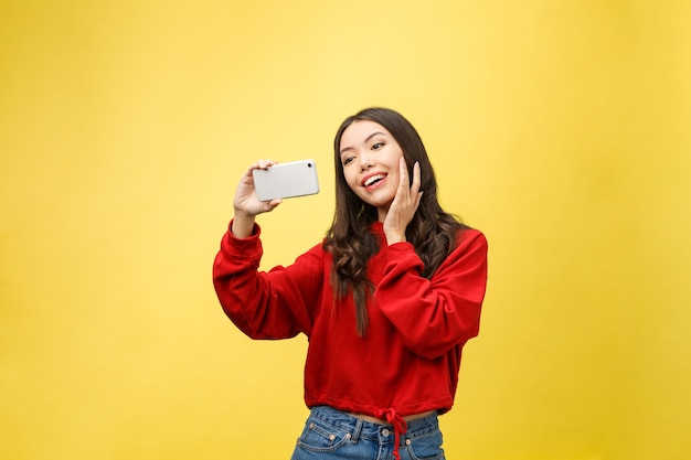 Sonriente joven haciendo foto selfie en smartphone