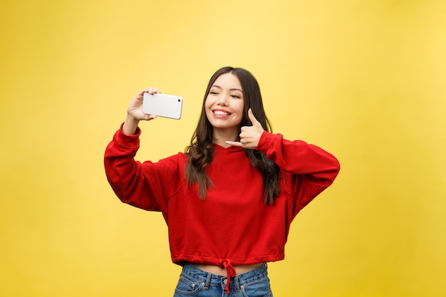 Sonriente joven haciendo foto selfie en smartphone